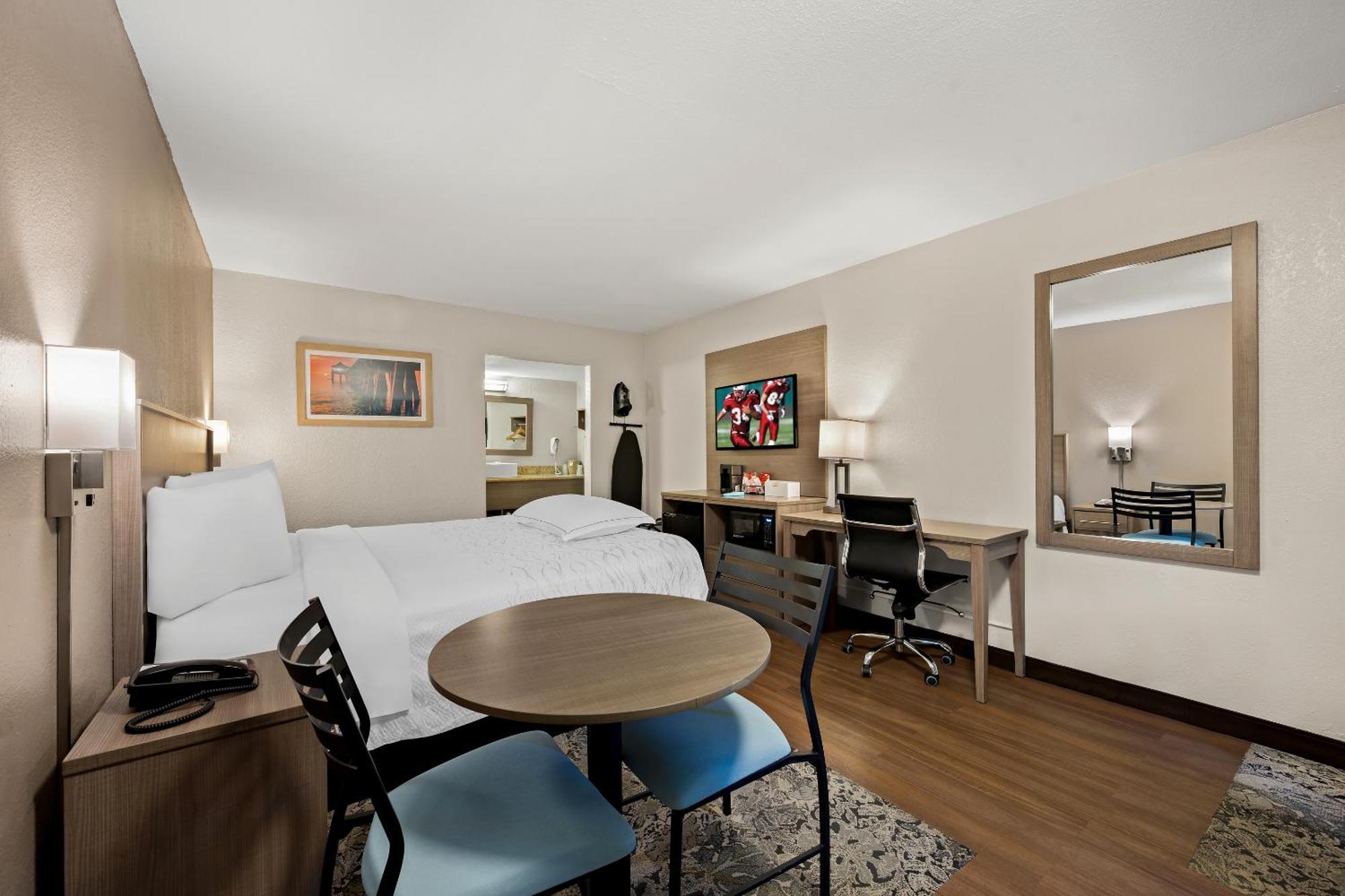 Red Roof Inn Plus+ & Suites Naples Downtown-5Th Ave S المظهر الخارجي الصورة